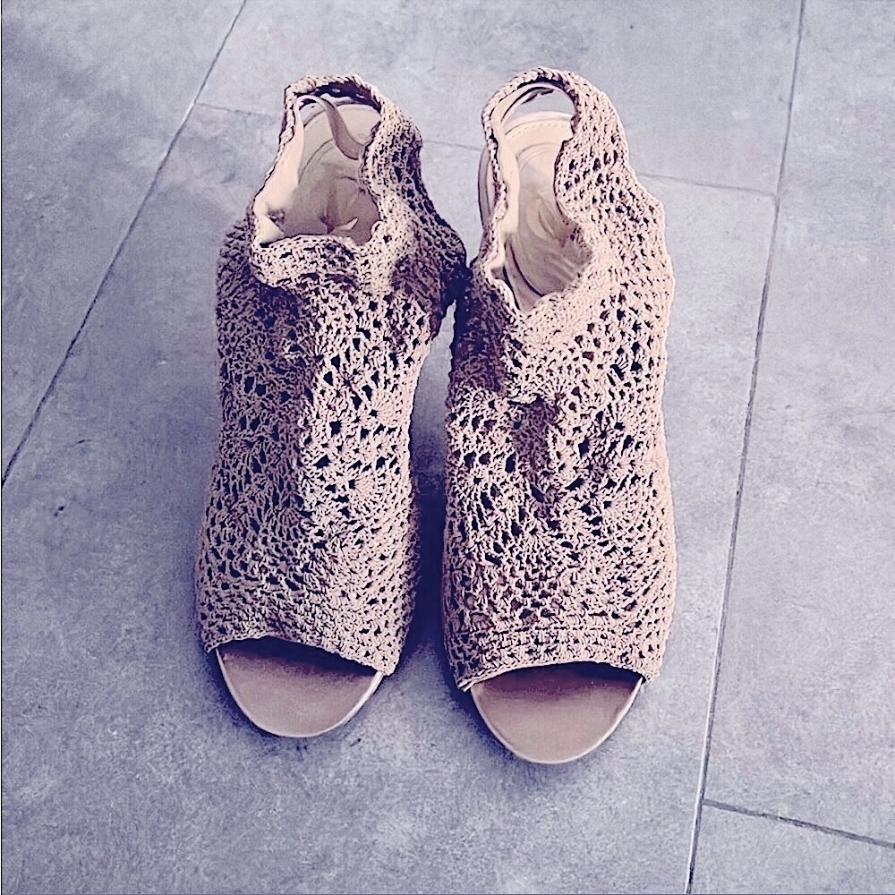 Authentic Vero Cuoio crochet tan heels size 9